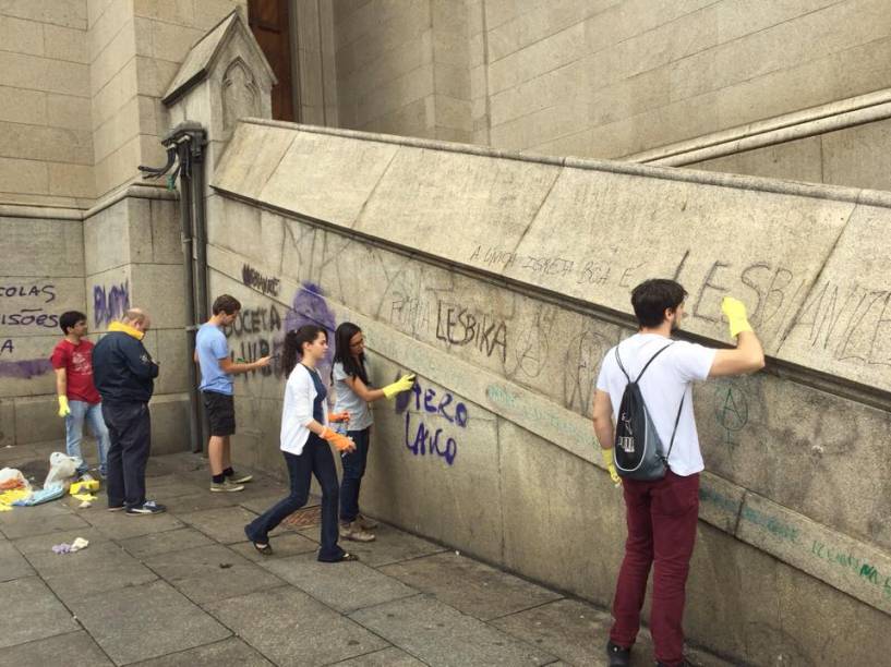 Mensagens como se "o papa fosse mulher, o aborto seria legal" estamparam o prédio Mensagens como se "o papa fosse mulher, o aborto seria legal" estamparam o prédio