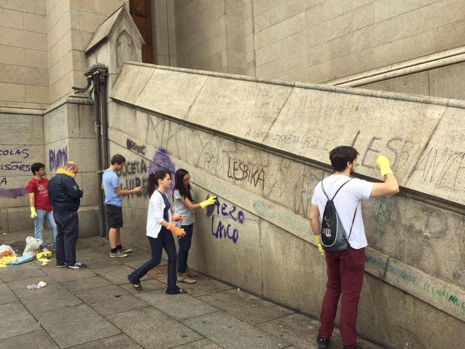 Mensagens como se "o papa fosse mulher, o aborto seria legal" estamparam o prédio Mensagens como se "o papa fosse mulher, o aborto seria legal" estamparam o prédio