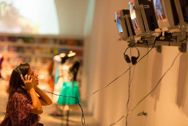 Televisores espalhados pelo local exibem videoarte