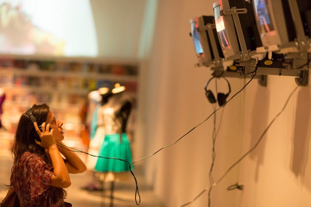Televisores espalhados pelo local exibem videoarte