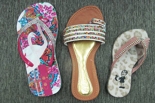 Rasteirinhas: de flamingo (35 reais), strass colorido (30 reais) e infantil de strass (20 reais), na Sabinos Cal&ccedil;ados (Rua Dr. C&eacute;sar Castiglioni Jr., 336, Casa Verde)