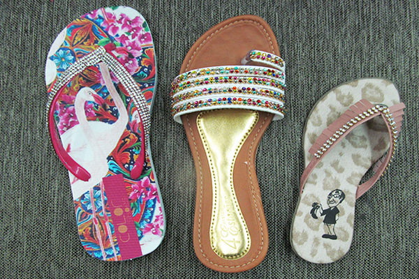 Rasteirinhas: de flamingo (35 reais), strass colorido (30 reais) e infantil de strass (20 reais), na Sabinos Calçados (Rua Dr. César Castiglioni Jr., 336, Casa Verde)