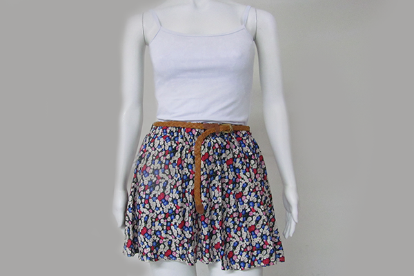 Blusa b&aacute;sica (12 reais) e saia com estampa floral (35 reais), na Sua Loja no Tucuruvi (Avenida Tucuruvi, 345, Tucuruvi)