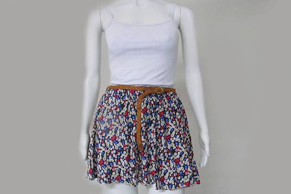 Blusa b&aacute;sica (12 reais) e saia com estampa floral (35 reais), na Sua Loja no Tucuruvi (Avenida Tucuruvi, 345, Tucuruvi)