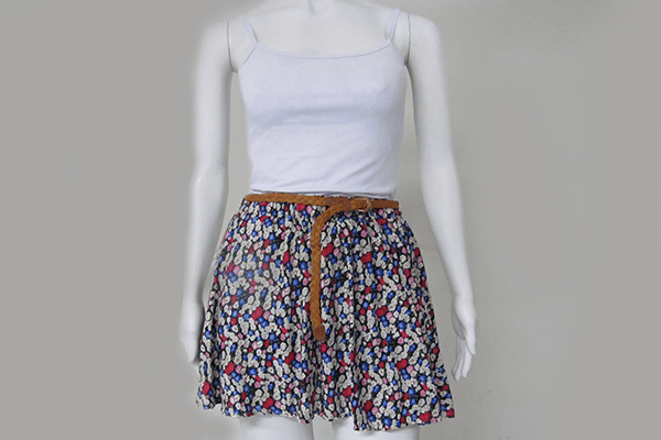 Blusa b&aacute;sica (12 reais) e saia com estampa floral (35 reais), na Sua Loja no Tucuruvi (Avenida Tucuruvi, 345, Tucuruvi)