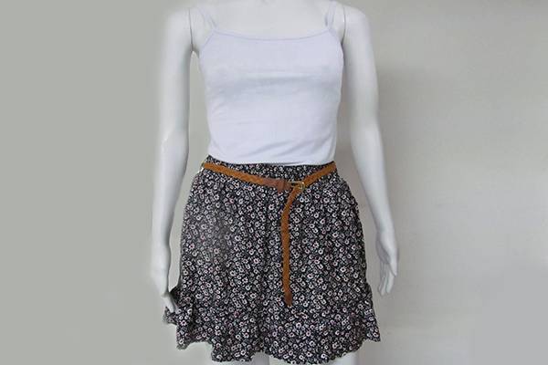 Blusa b&aacute;sica (12 reais) e saia com estampa floral (35 reais), na Sua Loja no Tucuruvi (Avenida Tucuruvi, 345, Tucuruvi)