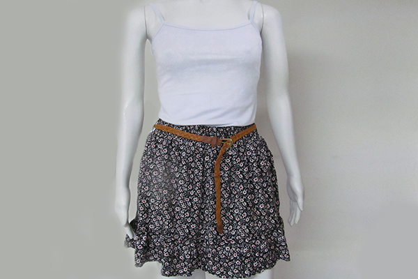 Blusa b&aacute;sica (12 reais) e saia com estampa floral (35 reais), na Sua Loja no Tucuruvi (Avenida Tucuruvi, 345, Tucuruvi)