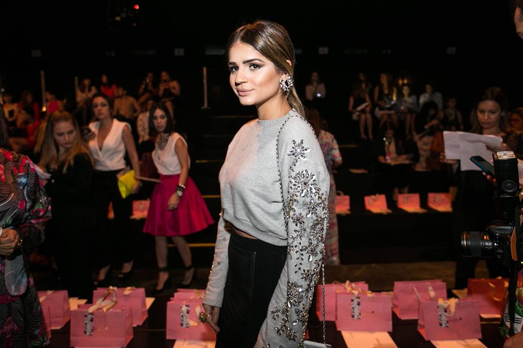 Thássia Naves tem celular roubado em evento do SPFW