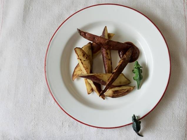 Batata doce "frita de mentirinha" com ketchup caseiro Batata doce "frita de mentirinha" com ketchup caseiro