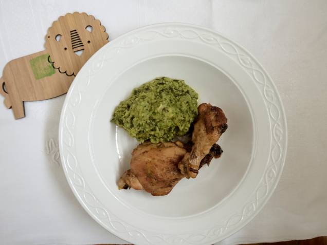 Menu infanil: frango assado no forno a lenha guarnecido de purê de mandioquinha com brócolis Menu infanil: frango assado no forno a lenha guarnecido de purê de mandioquinha com brócolis