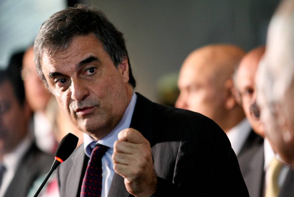 José Eduardo Cardozo é internado para sessões de radioterapia