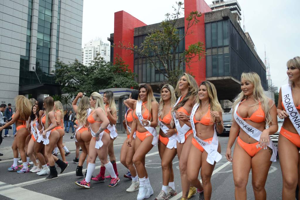 Candidatas a Miss Bumbum desfilam de biquíni na Avenida Paulista