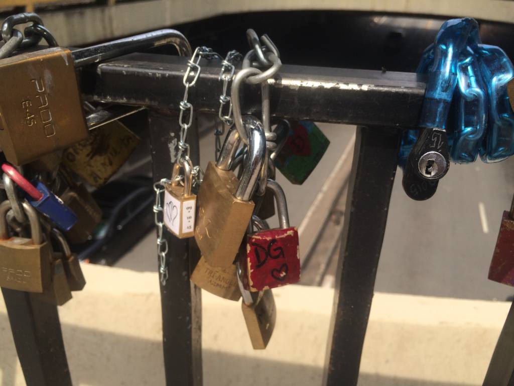 Casais apaixonados fazem da Praça do Ciclista sua Pont des Arts