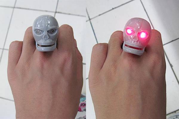 Anel de caveira com led: 2,30 reais, na Imp&eacute;rio das Festa