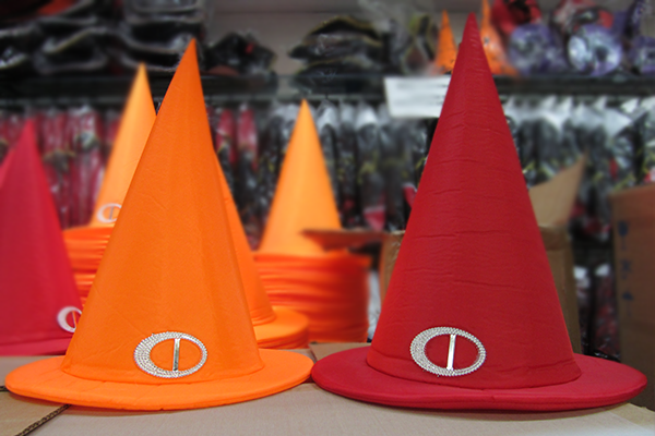 Chap&eacute;u laranja ou vermelho: 8 reais cada um, na Imp&eacute;rio das Festas