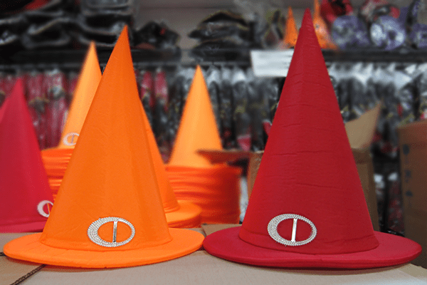Chap&eacute;u laranja ou vermelho: 8 reais cada um, na Imp&eacute;rio das Festas
