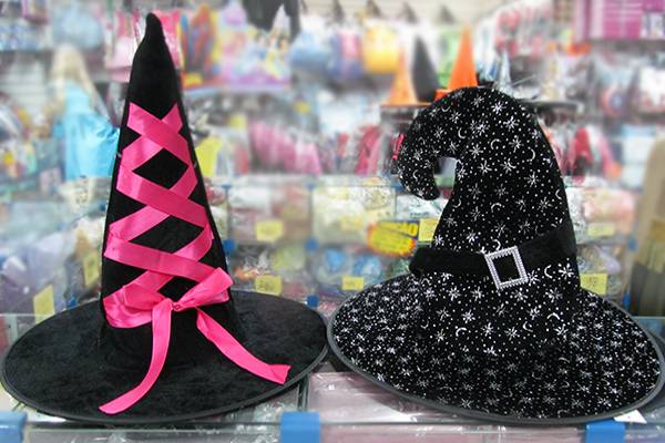 Chap&eacute;u rosa e chap&eacute;u de estrelas: 15 reais e 20 reais, na Lojas Mill&ocirc;r