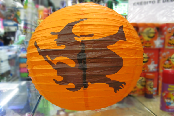 Decora&ccedil;&atilde;o de bruxa para teto: 15 reais, na imp&eacute;rio das festas&nbsp;