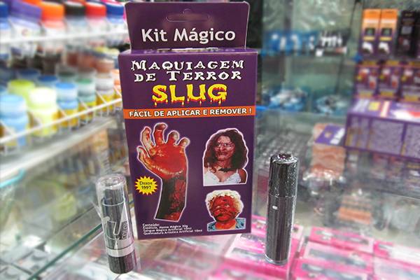 Batom preto Color Make (7,80 reais), slug sangue artificial (18,90 reais), batom l&iacute;quido Ax Love (14,50 reais), na Imp&eacute;rio das Festas