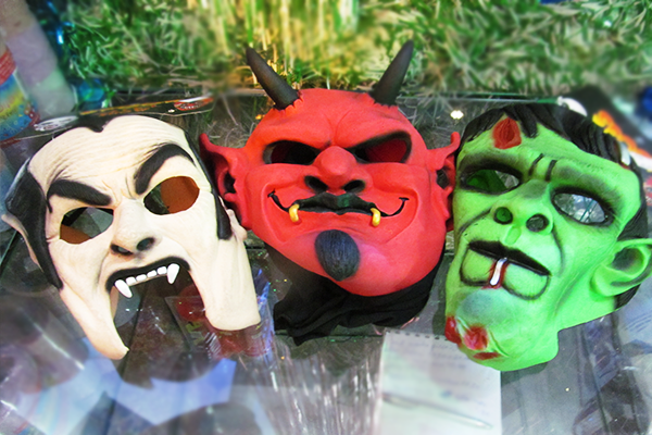 M&aacute;scara Dr&aacute;cula (19,50 reais), m&aacute;scara Diabo (24,70 reais), m&aacute;scara Frankenstein (22 reais), na Imp&eacute;rio das Festas