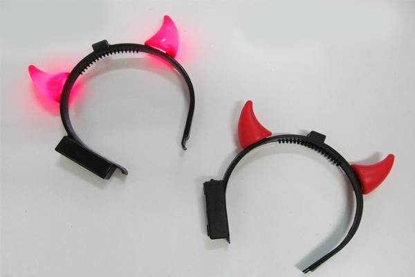 Tiara diabo com led: 5 reais cada, na Lojas Mill&ocirc;r