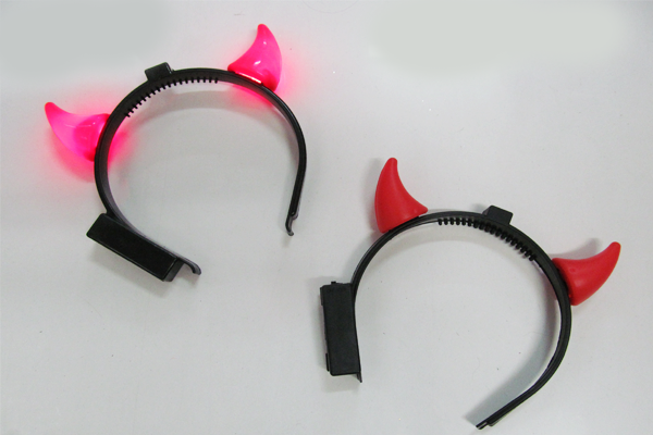 Tiara diabo com led: 5 reais cada, na Lojas Mill&ocirc;r