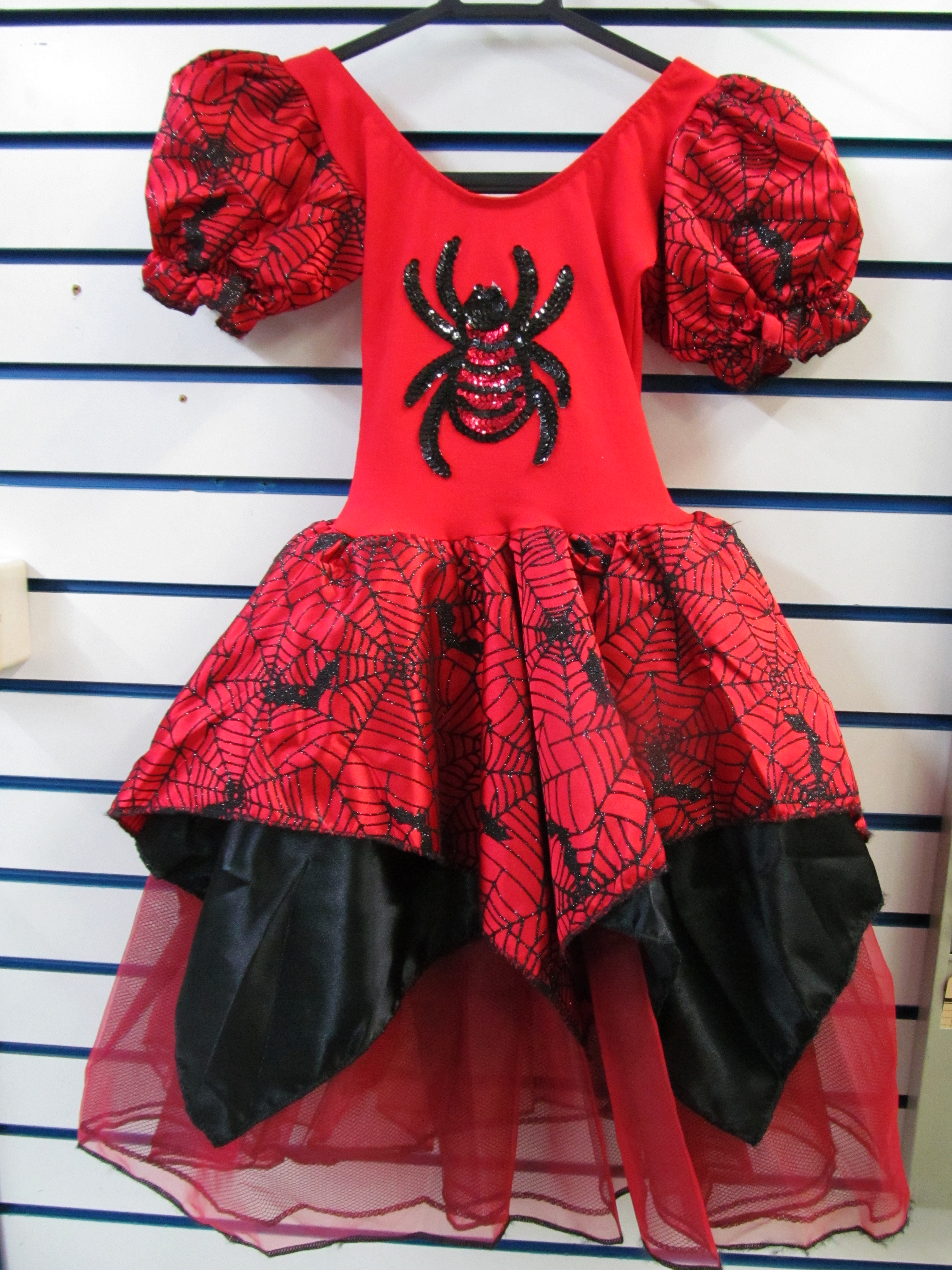 Vestido teia de aranha: 150 reais, na Imp&eacute;rio das Festas