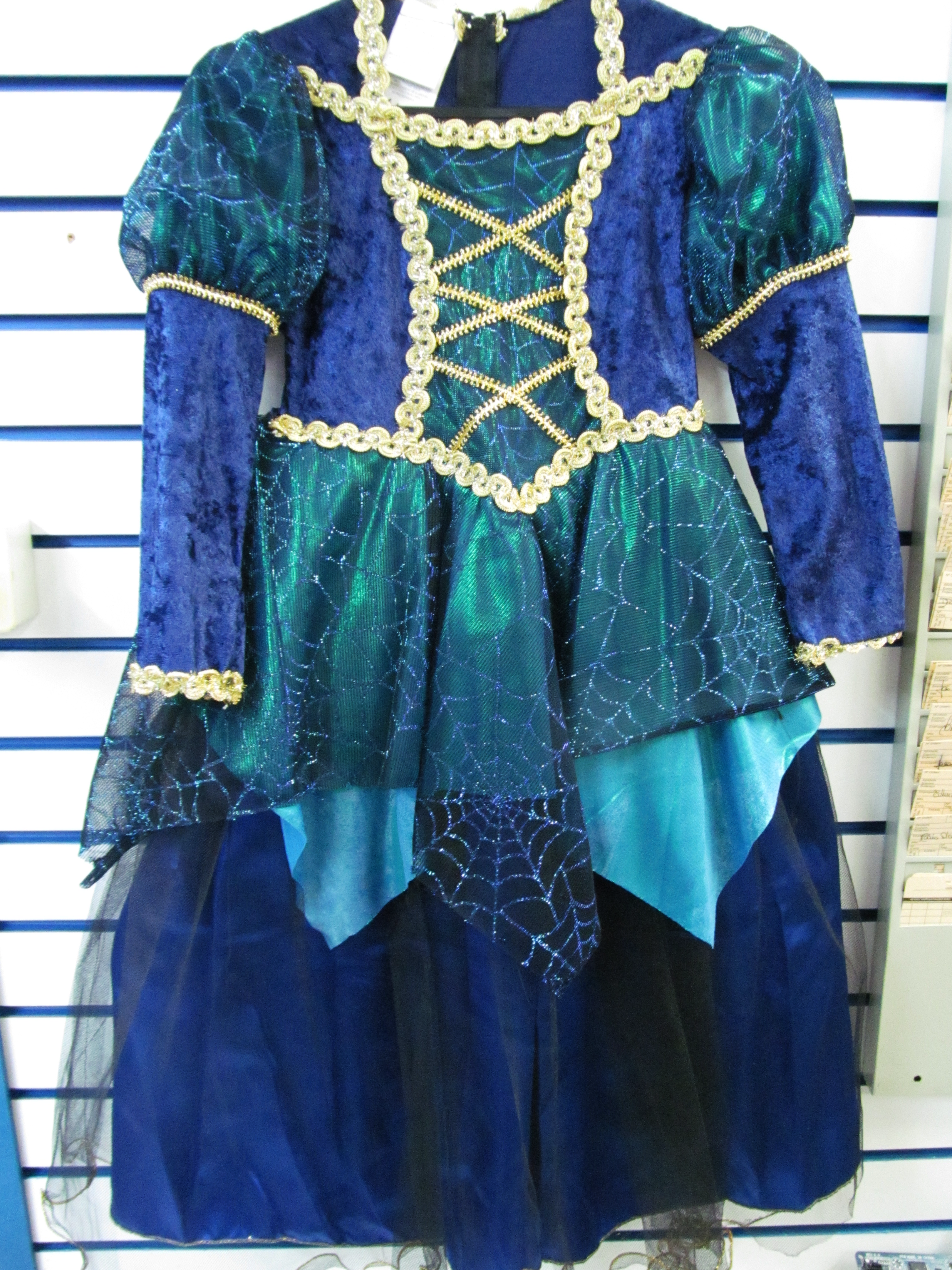 Vestido azul e dourado: 180 reais, na Imp&eacute;rio das Festas