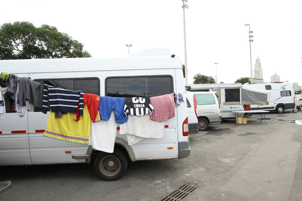 Vídeo: Argentinos mostram acampamento no Sambódromo