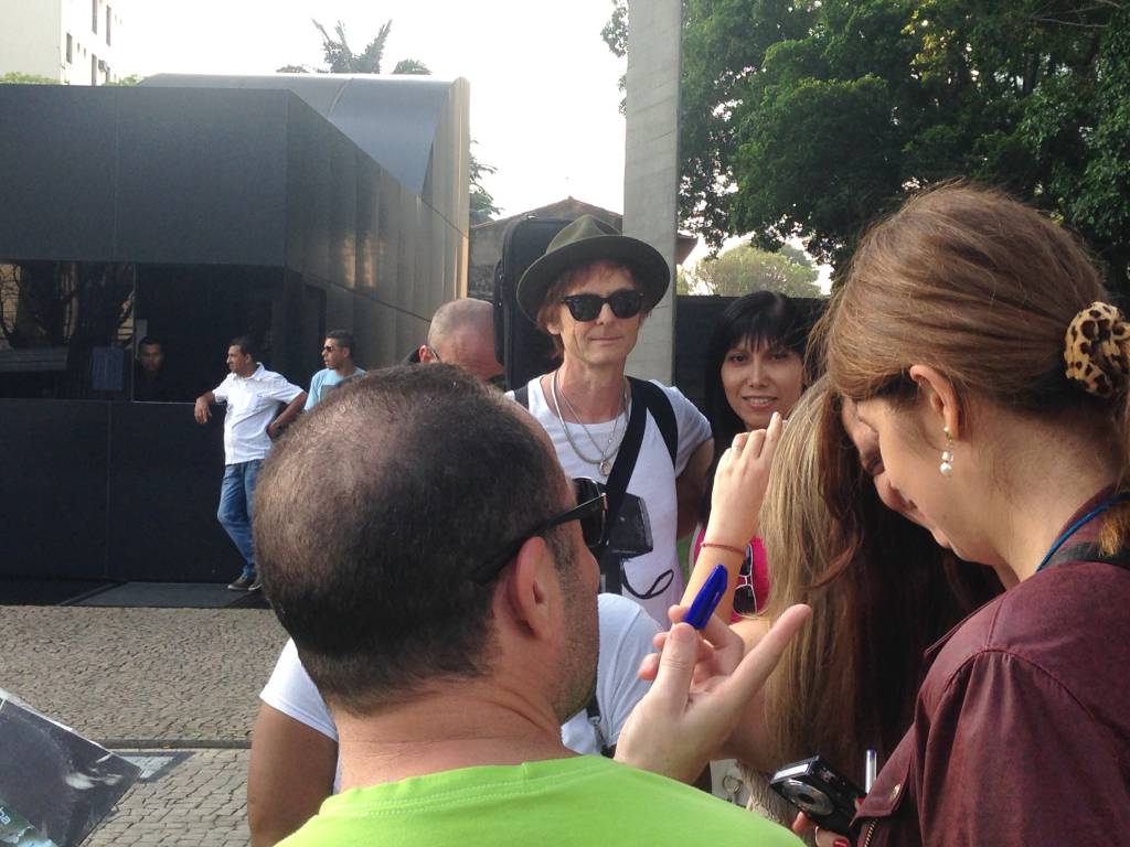 Fãs esperam oito horas para tirar fotos com integrantes do A-Ha