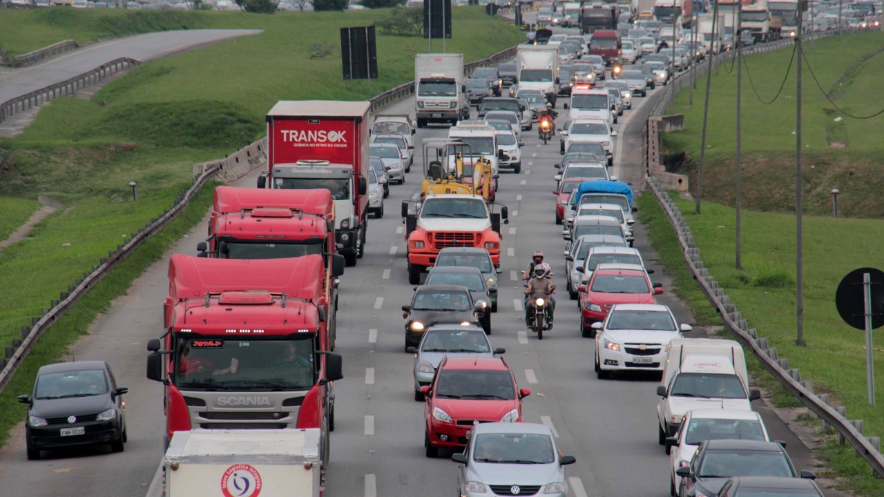 Imagem mostra Rodovia Castello Branco congestionada