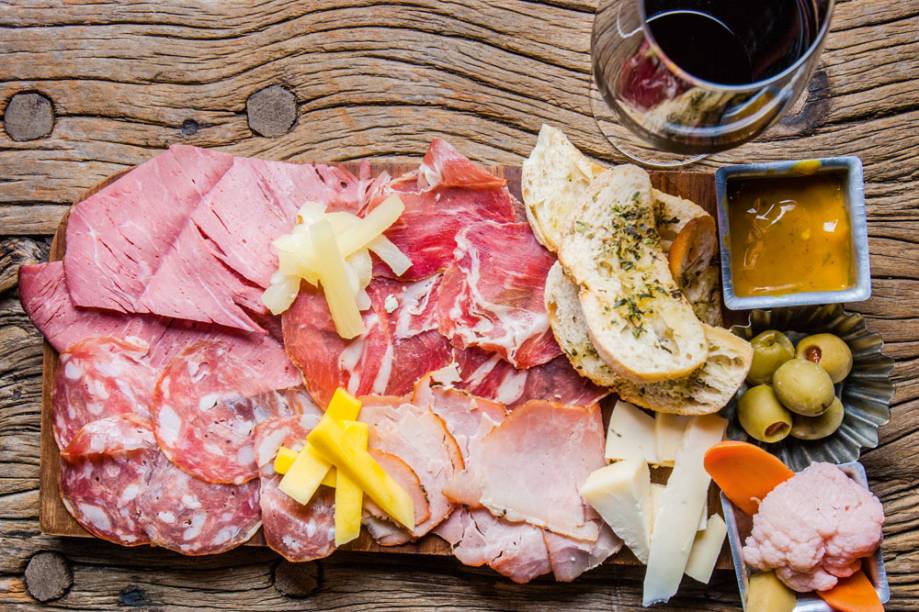 A tábua de frios ( 18,00 reais); companhia para o vinho A tábua de frios ( 18,00 reais); companhia para o vinho