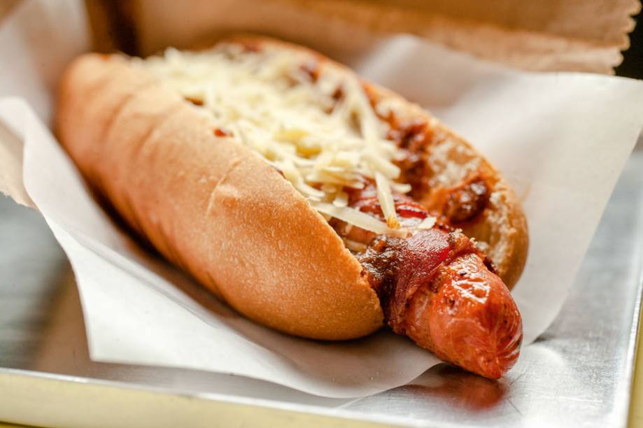 Bacon dog (16 reais): uma fatia da carne de porco enrola a salsicha Bacon dog (16 reais): uma fatia da carne de porco enrola a salsicha