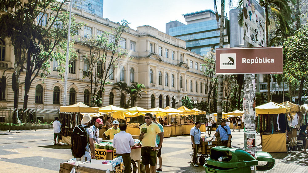 Projeto espalha placas sinalizando praias em pontos turísticos