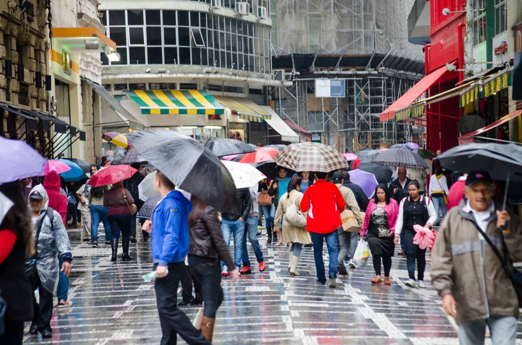 Feriado de Nossa Senhora Aparecida tem previsão de chuva na capital