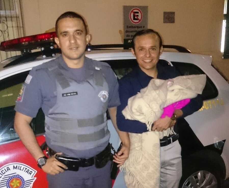 “Meu coração disparou e fiquei trêmulo”, diz zelador que achou bebê