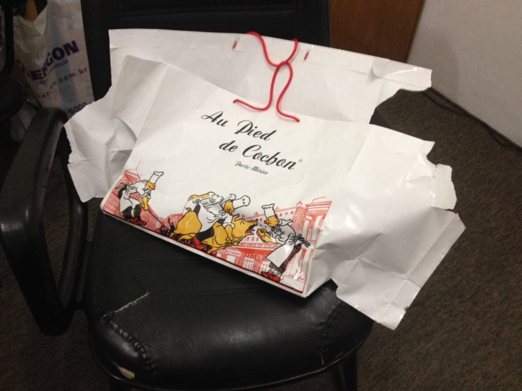 Vídeo mostra momento em que mulher abandona o bebê