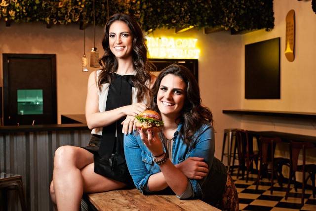 	Chris Flores e R&ecirc; Cruz: hamburgueria no Itaim