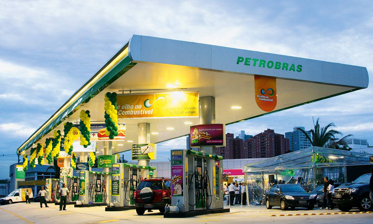 A imagem mostra um posto de gasolina com o logo da Petrobras.