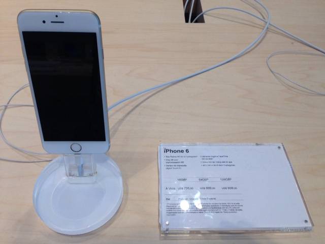 iPhone 6 Dourado, de 16 GB: R$ 2 740,00 ou US$ 685,00 (free shop) e m&eacute;dia de R$ 3 200,00 (em S&atilde;o Paulo)
