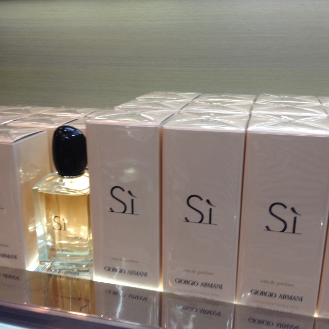Perfume S&iacute;, 100 mililitros: R$ 460,00 ou US$ 115,00 (free shop) e R$ 849,00 (em S&atilde;o Paulo)