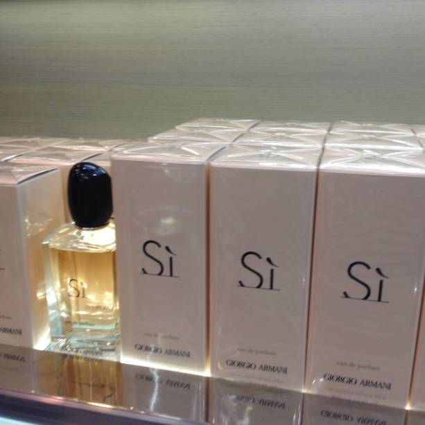 Perfume S&iacute;, 100 mililitros: R$ 460,00 ou US$ 115,00 (free shop) e R$ 849,00 (em S&atilde;o Paulo)