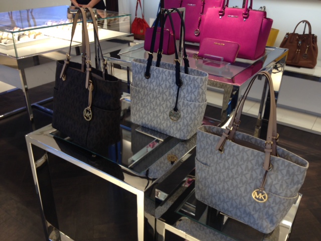 Bolsas Jet Set da Michael Kors: R$ 880,00 ou US$ 220,00 (free shop) e R$ 1590,00 (em S&atilde;o Paulo)