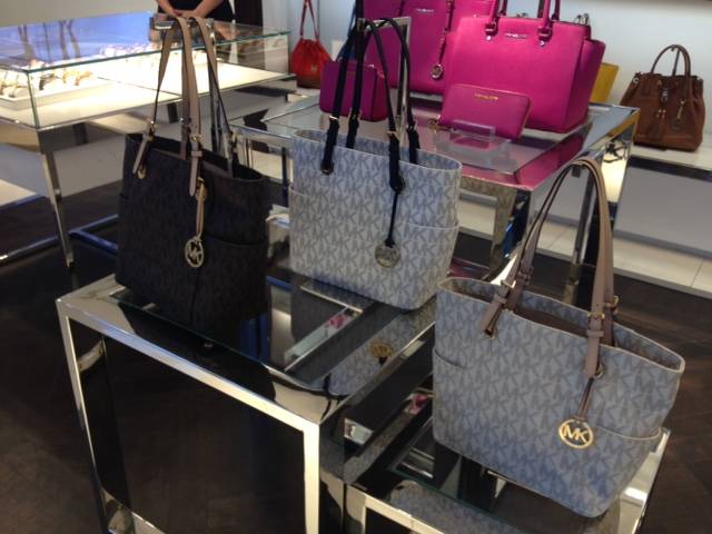 Bolsas Jet Set da Michael Kors: R$ 880,00 ou US$ 220,00 (free shop) e R$ 1590,00 (em S&atilde;o Paulo)