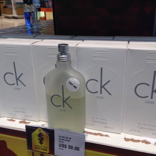 Perfume CK One, 200 mililitros: R$ 236,00 ou US$ 59,00 (free shop) e R$ 399,00 (em S&atilde;o Paulo)