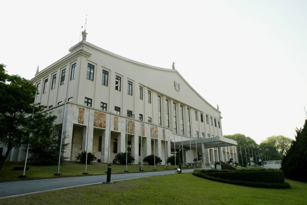 Professores fazem carreata em São Paulo contra volta às aulas presenciais