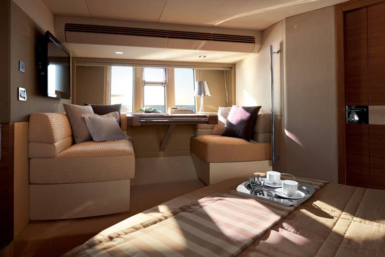 Azimut 60: uma das suítes da embarcação, equipada com televisão e ar-condicionado Azimut 60: uma das suítes da embarcação, equipada com televisão e ar-condicionado