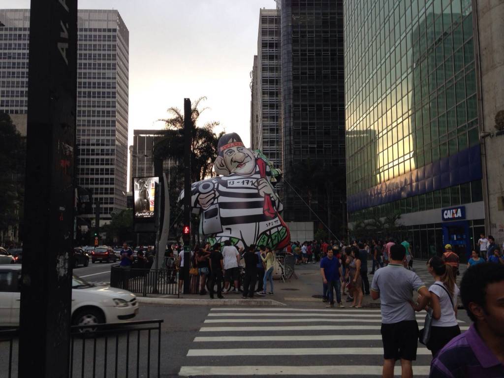 Movimento Brasil Livre leva boneco inflável “Raddard” para a Paulista