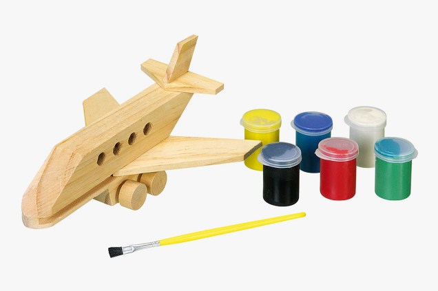 Avi&atilde;o de madeira com tintas, lixa e pincel