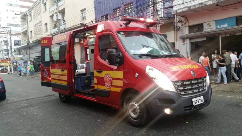 Carro dos bombeiros na rua Carro dos bombeiros na rua